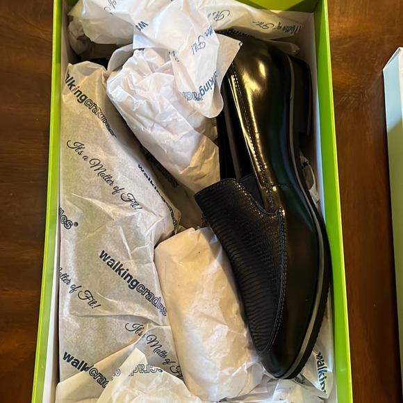 (176) NWT ladies black flats by Walking Cradles. Size 6 1/2 narrow - Picture 2 of 9